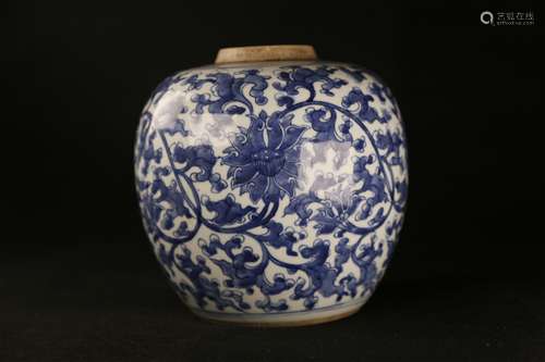 A QING DYNASTY INTERLOCK BRANCH LOTUS DECORATION JAR