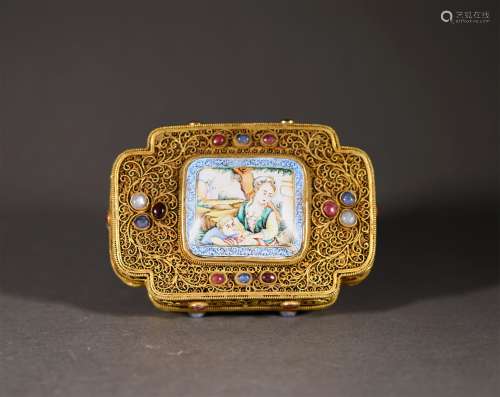 A QING DYNASTY PURE GOLD PAINTED ENAMEL COVER BOX