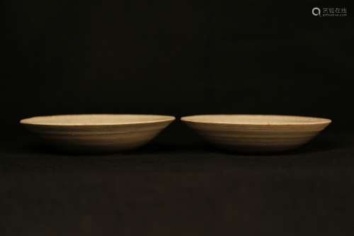 A PAIR OF SONG DYNASTY CELADON-GLAZED BLIND MOUTH BOWLS