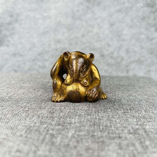 A GILT BRONZE GOLD BEAR PAPER WEIGHT