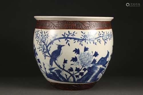 A BLUE AND WHITE FLOWER AND BIRD PATTERN BIG JAR