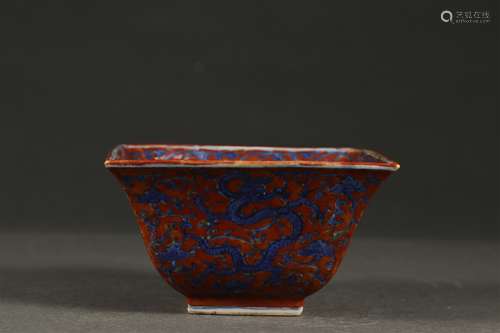 A RED GROUND BLUE AND WHITE DRAGON PATTERN SQUARE BOWL