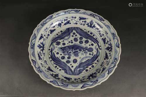 A BLUE AND WHITE FISH AND ALGAE GRAIN PLATE