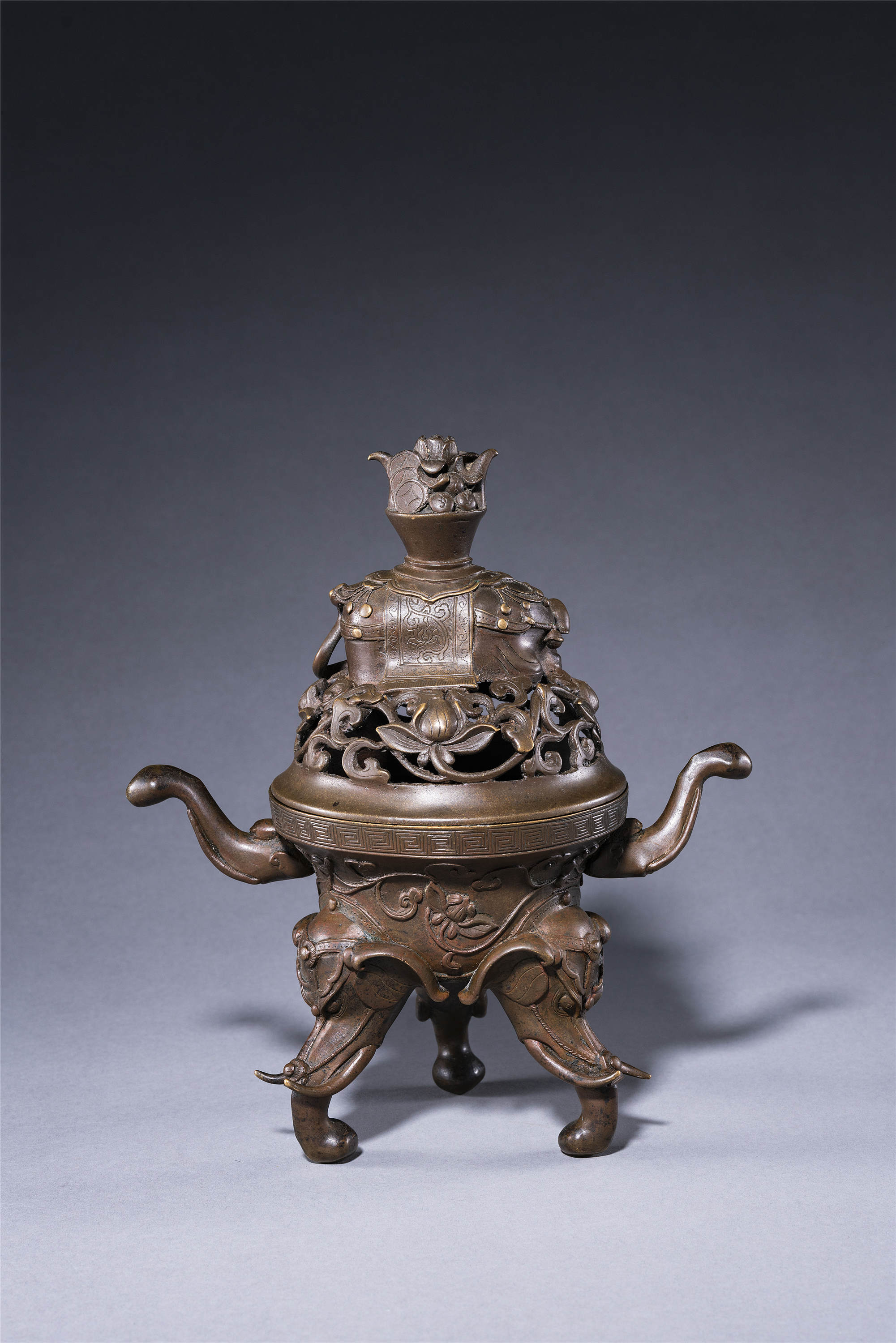 清铜缠枝莲纹“五象宝鼎”三足盖熏-【Deal Price Picture】 清铜缠枝莲纹“五象宝鼎”三足盖熏-【Deal Price Picture】