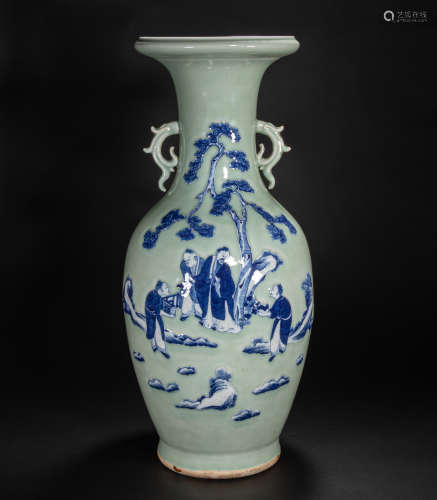 CHINESE BLUE AND WHITE TWO-EAR VASE, QING DYNASTY