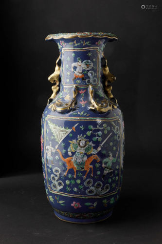 A porcelain vase, China, Qing Dynasty, 1800s, A