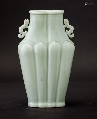 A porcelain vase, China, Qing Dynasty, 1800s, A