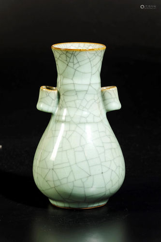 A Guan porcelain vase, China, 1900s, A Guan porcelain