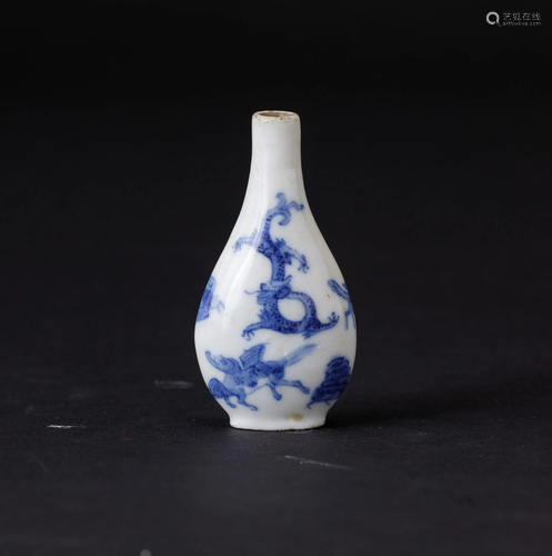 Snuff bottle in porcellana bianca e blu con figure di