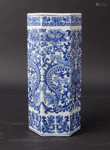 A porcelain vase, China, Qing Dynasty, 1800s, A