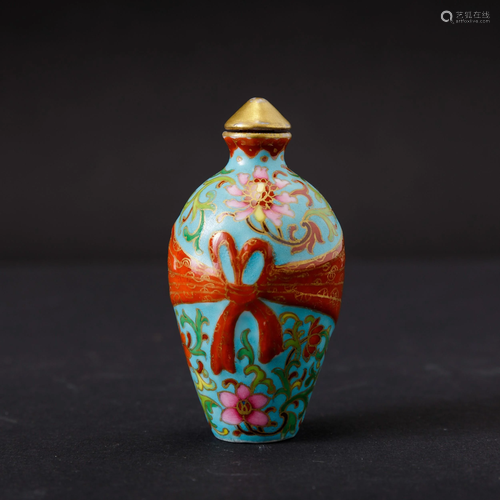 A porcelain snuff bottle, China, Qing Dynasty, A