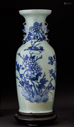 A porcelain vase, China, Qing Dynasty, 1800s, A