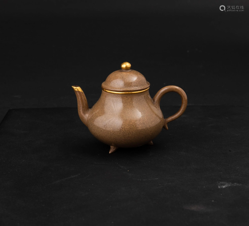 A porcelain teapot, China, Qing Dynasty, 1800s, A