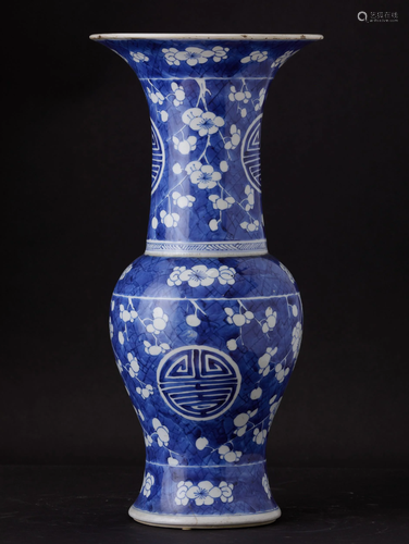 A porcelain vase, China, Qing Dynasty, A porcelain