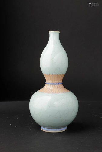 A craquelÃ© porcelain vase, China, 1900s, A craquelÃ©