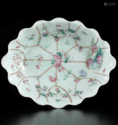 A porcelain stand, China, Qing Dynasty, 1800s, A