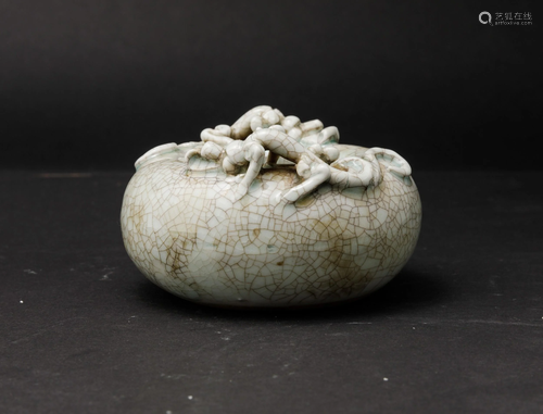 A porcelain inkwell, China, Qing Dynasty, 1800s, A