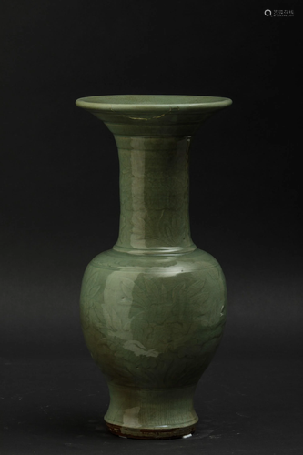 A porcelain vase, China, Ming Dynasty, A porcelain