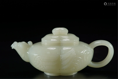 A WHITE JADE TEA POT WITH PHOENIX-HEAD SPOUT