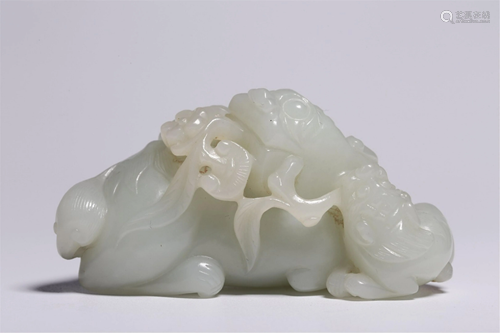 A WHITE JADE CARVING OF MOTHER-AND-SON BEAST