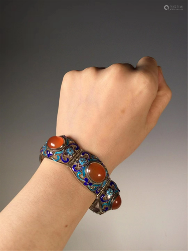 AN AGATE INLAID SILVER ENAMEL BRACELET