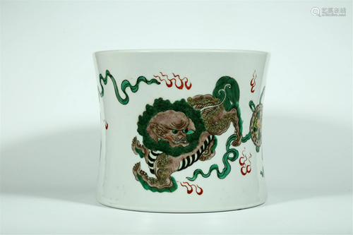 A WUCAI LIONS AND BALLS BRUSH POT