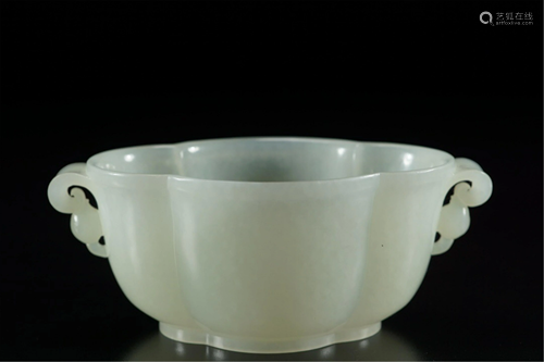 A WHITE JADE LOBED BOWL WITH DOUBLE HANDLES