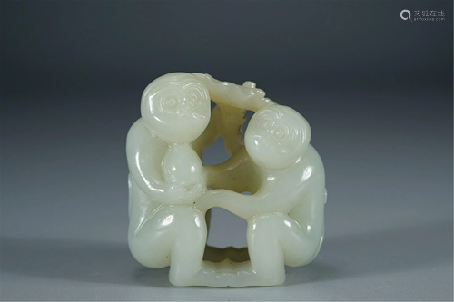 A WHITE JADE CARVING OF MONKEYS WITH PEACH