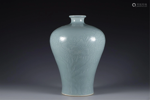 A BLUE GLAZE BATS AND PEACHES VASE