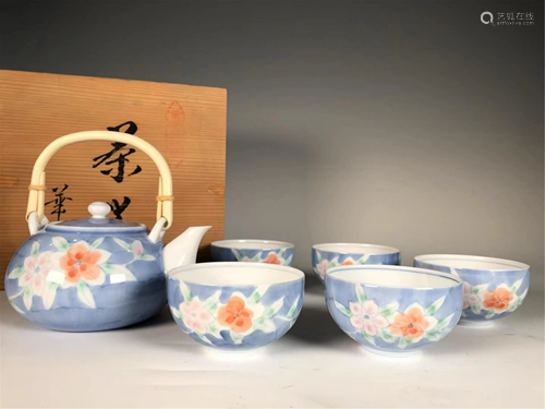 SET OF JAPANESE BLUE AND WHITE FAMILLE ROSE TEA WARES