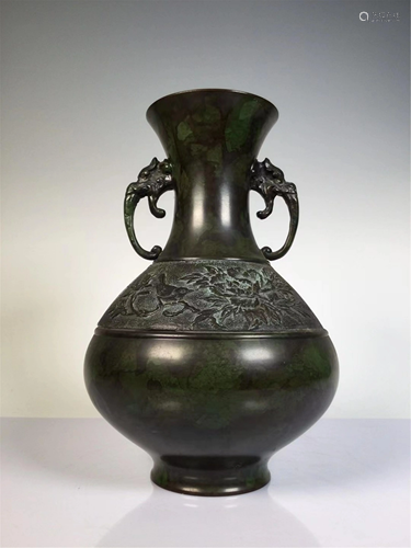 AN INCISED FLOWER-BIRD DOUBLE HANDLED BRONZE VASE