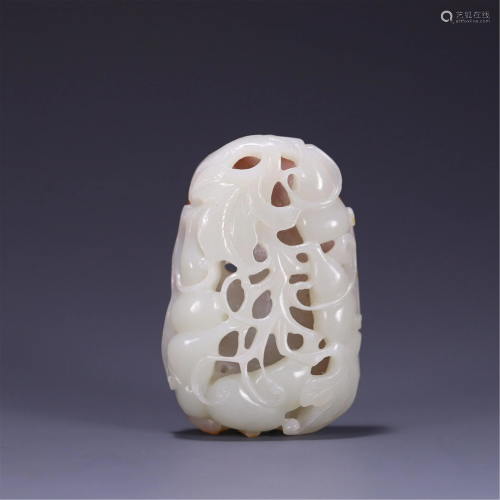 A HOLLOW CARVED JADE DOUBLE-GOURDS DECORATION