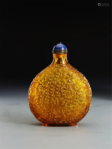 A CARVED SEA-WATER AND DRAGONS GLASS SNUFF BOTTLE