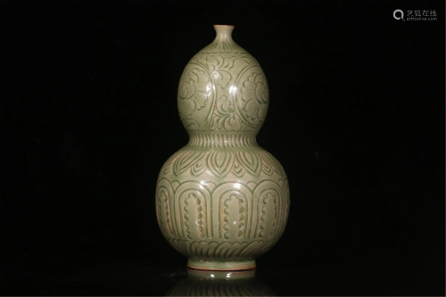 A YAOZHOU TYPE INCISED DOUBLE-GOURDS VASE