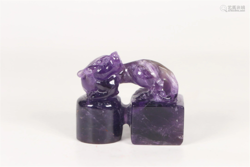 A PURPLE CRYSTAL CARVED BEAST DOUBLE-SEAL