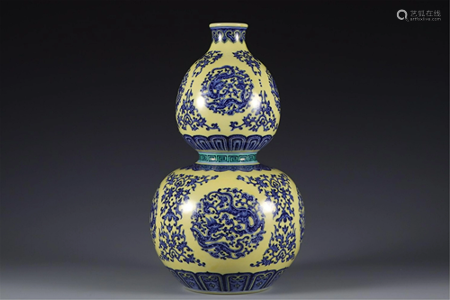 A YELLOW GROUND BLUE AND WHITE DOUBLE-GOURDS VASE