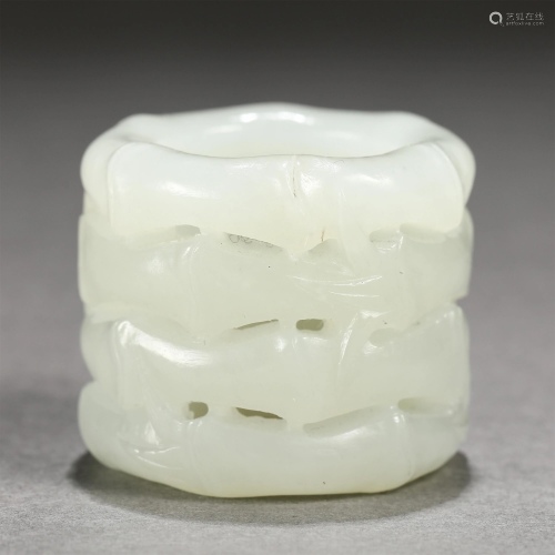 A CARVED BAMBOO-JOINTS JADE THUMB RING