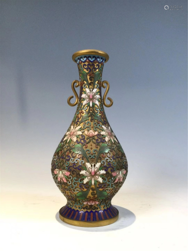 A GOLDEN GROUND CLOISONNE VASE WITH DOUBLE HA…