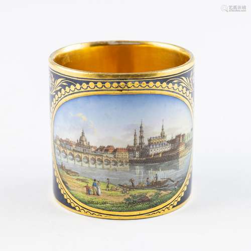 A Meissen porcelain coffee can, 2 5/8 in. (6.5 cm)