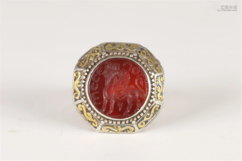 A HARD-STONE INLAID SILVER RING