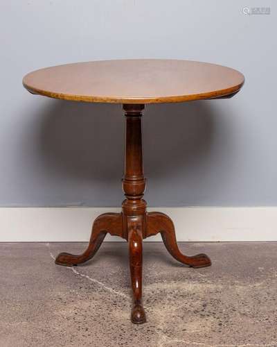 A 19th century mahogany circular topped tilt top table. 28 x...