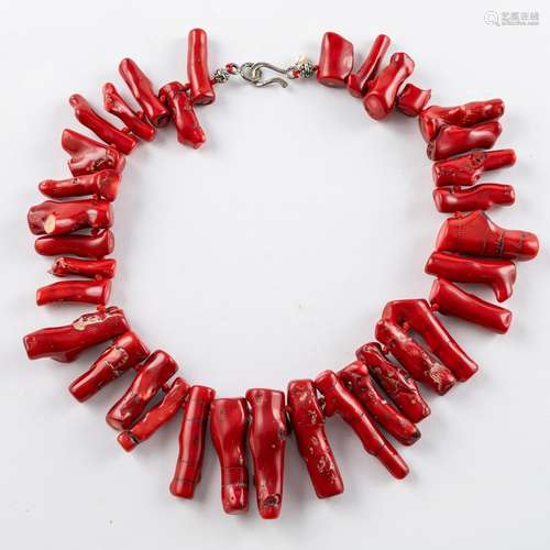 A coral beaded necklace, 18 1/2 in. (47 cm)