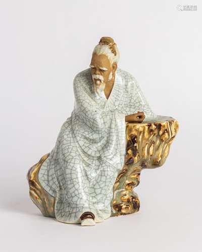 A Shiwan pottery figure of an old man, 5 3/4 in. (22.5 cm)