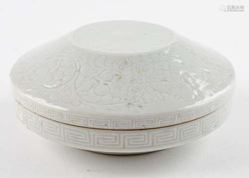 A Chinese discoid box and cover, 4 3/4 in. (12 cm)