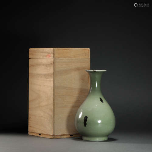 LongQuan Kiln Showing Vase from Song