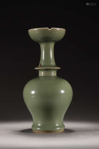 Longquan Kiln Plum-Celadon Glaze Dish-Top Vase