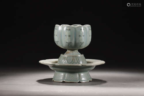 Gaoli Porcelain Lotus-Petal Cup Stand