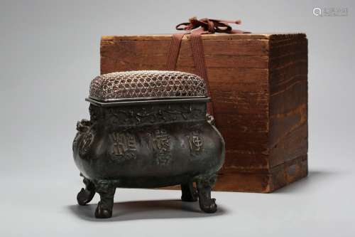 chinese bronze quadrupedal censer with old box