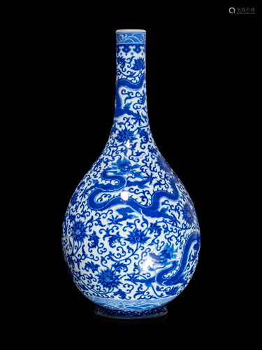 A Large Chinese Blue and White Porcelain 'Dragon'