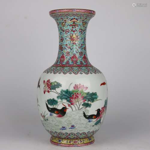 Chinese Qing Dynasty Daoguang Famille Rose Porcelain Bottle